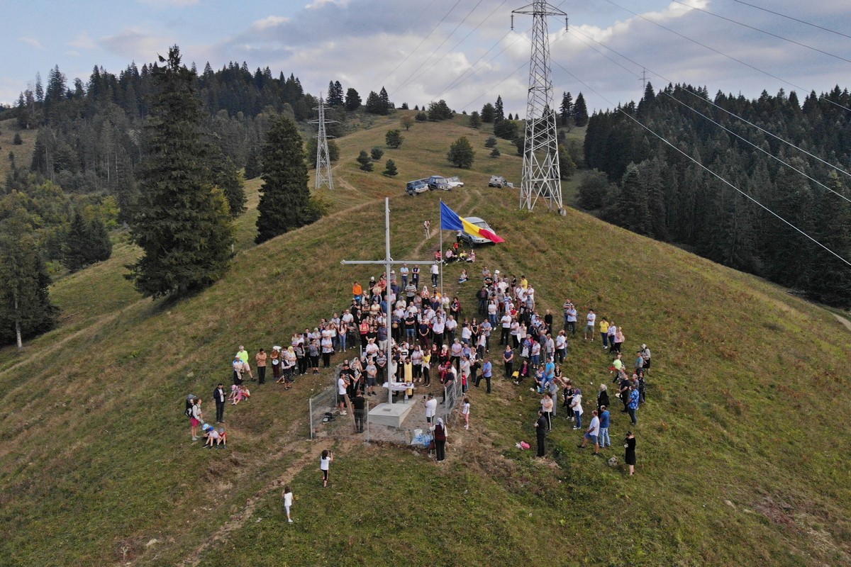 Foto: Constantin Ciofu „Crucea de Lumină”, sfinţită în Parohia Buhalniţa