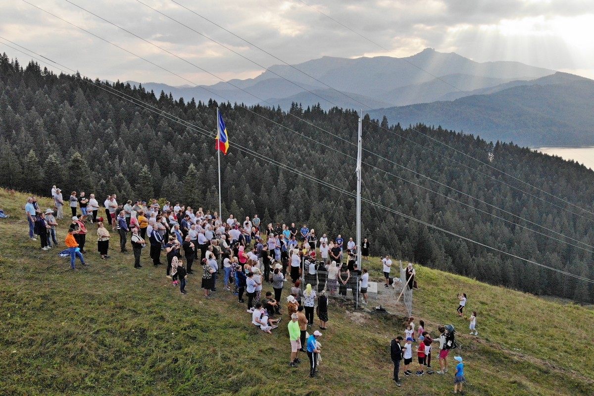 Foto: Constantin Ciofu „Crucea de Lumină”, sfinţită în Parohia Buhalniţa