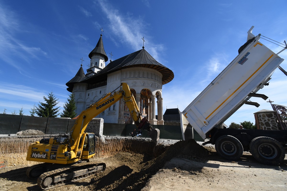 Clopotniţă nouă la Mănăstirea Hadâmbu