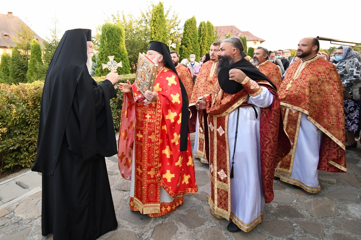 Mii de pelerini pe „Drumul Crucii” de la Mănăstirea Hadâmbu