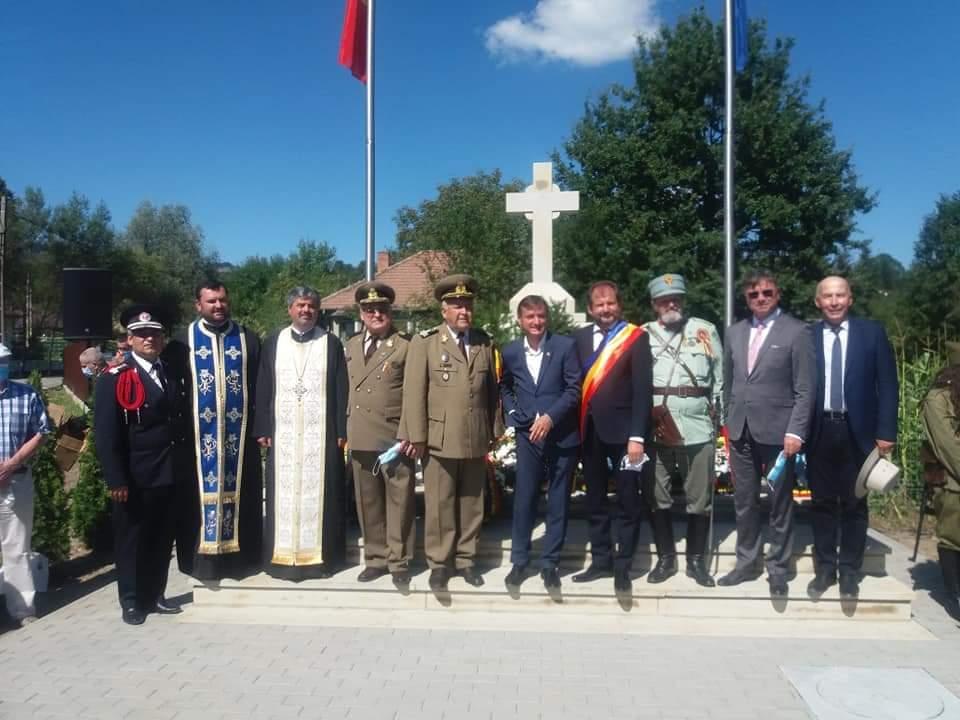 Monumentul în cinstea eroilor, sfinţit la Moineşti Monumentul în cinstea eroilor, sfinţit la Moineşti