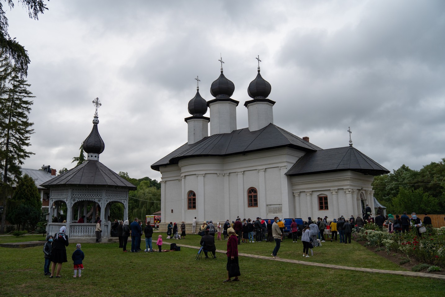 Hram la Vorona: „Faptele noastre pot să-L nască pe Hristos în inimile oamenilor sau pot să-L alunge”