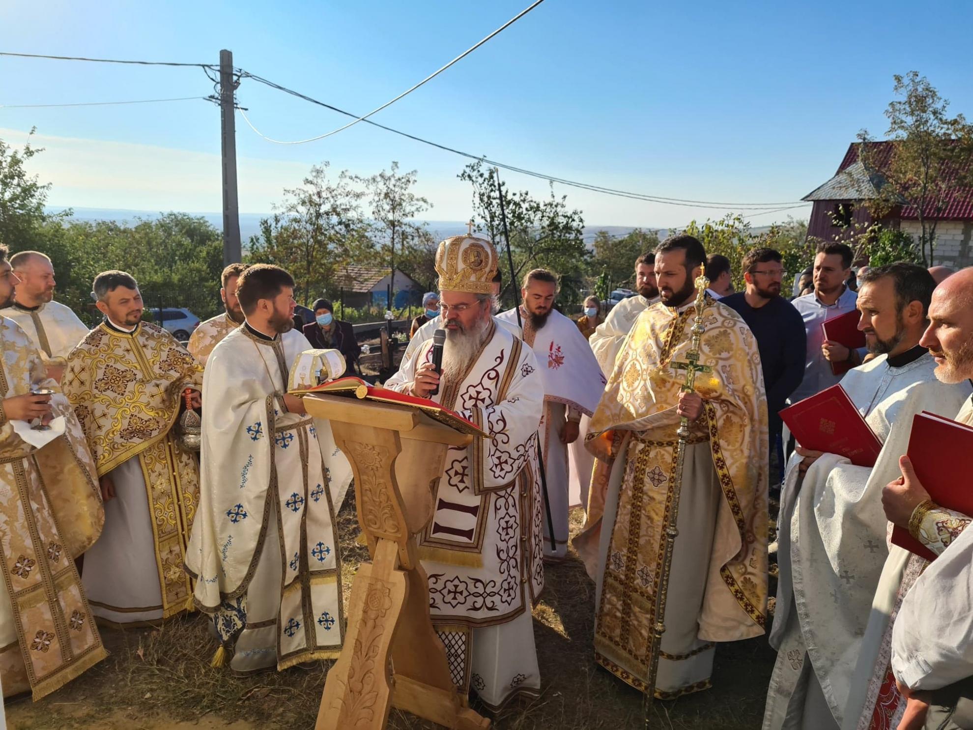 Două biserici din Episcopia Huşilor, sfinţite de PS Ignatie