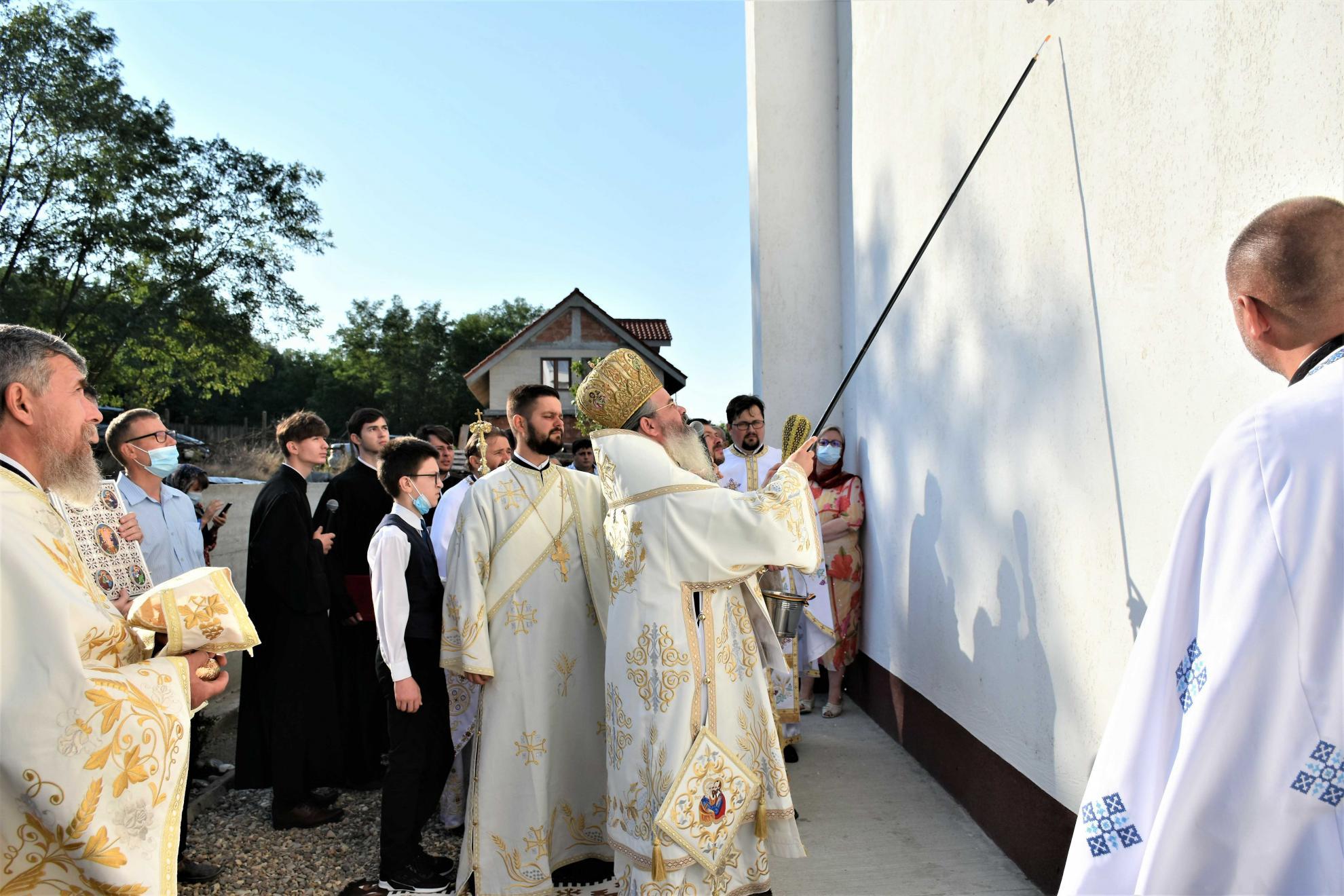 Două biserici din Episcopia Huşilor, sfinţite de PS Ignatie