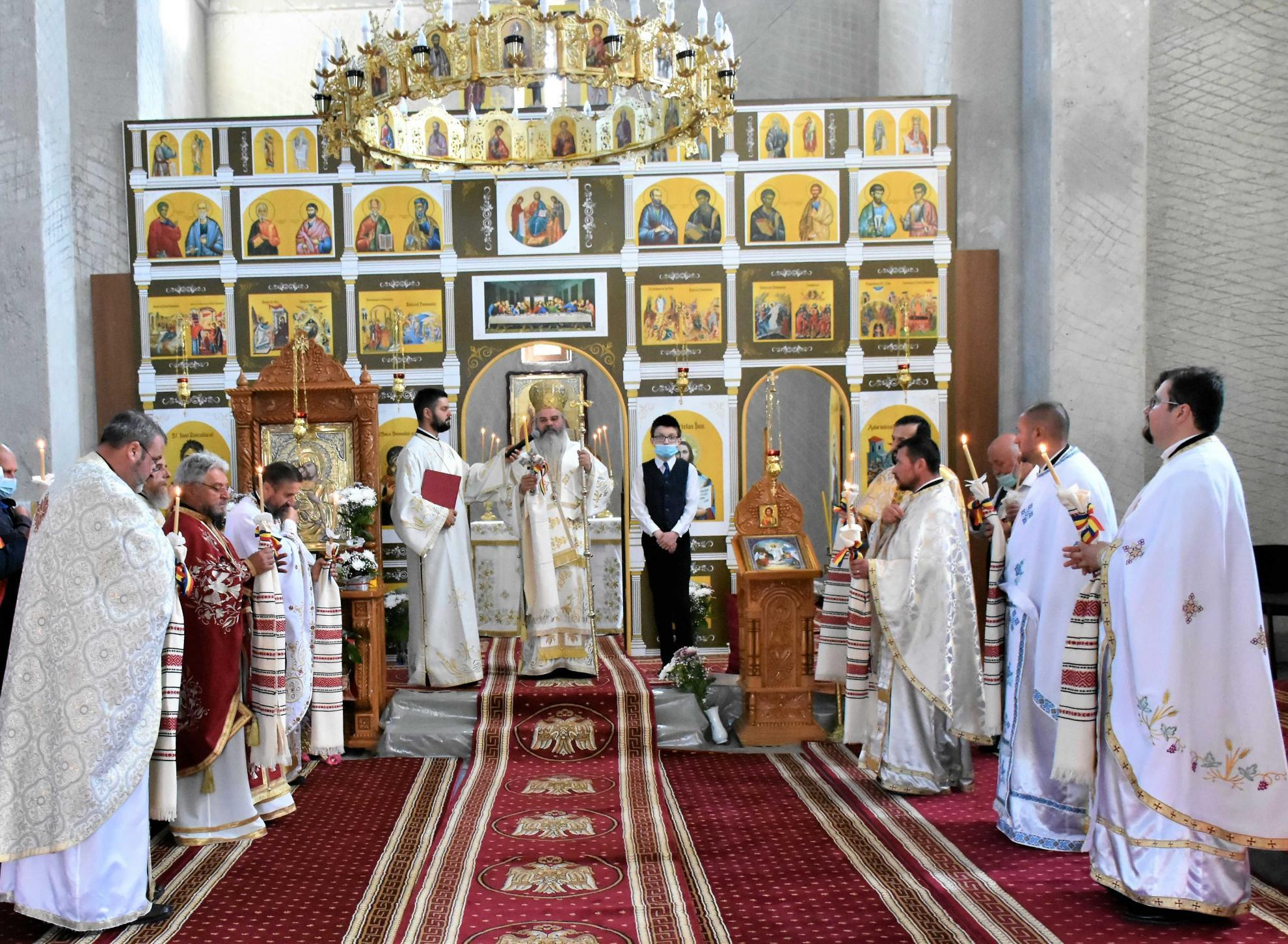Două biserici din Episcopia Huşilor, sfinţite de PS Ignatie