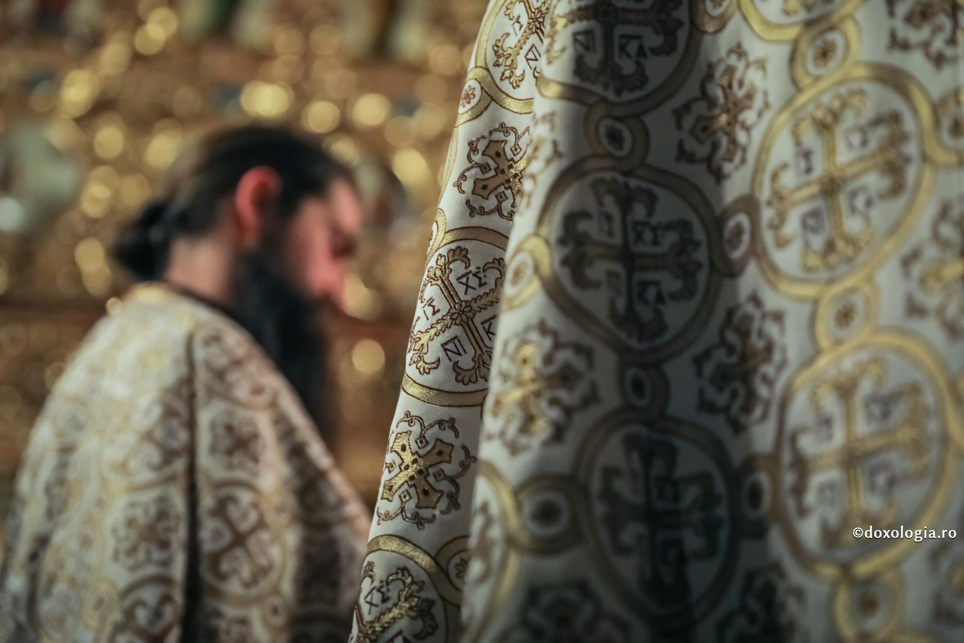 preoți în veșminte la slujbă