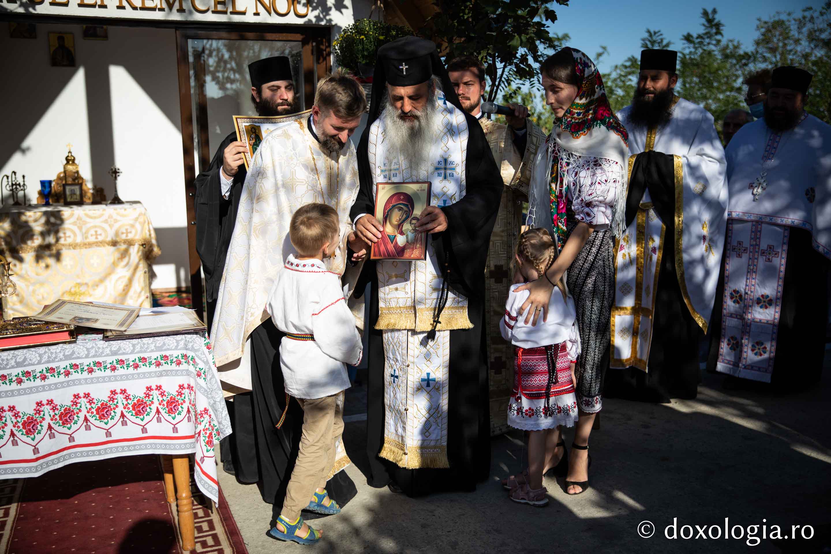 foto: Bogdan Bulgariu Binecuvântări arhierești în parohiile din județul Iași
