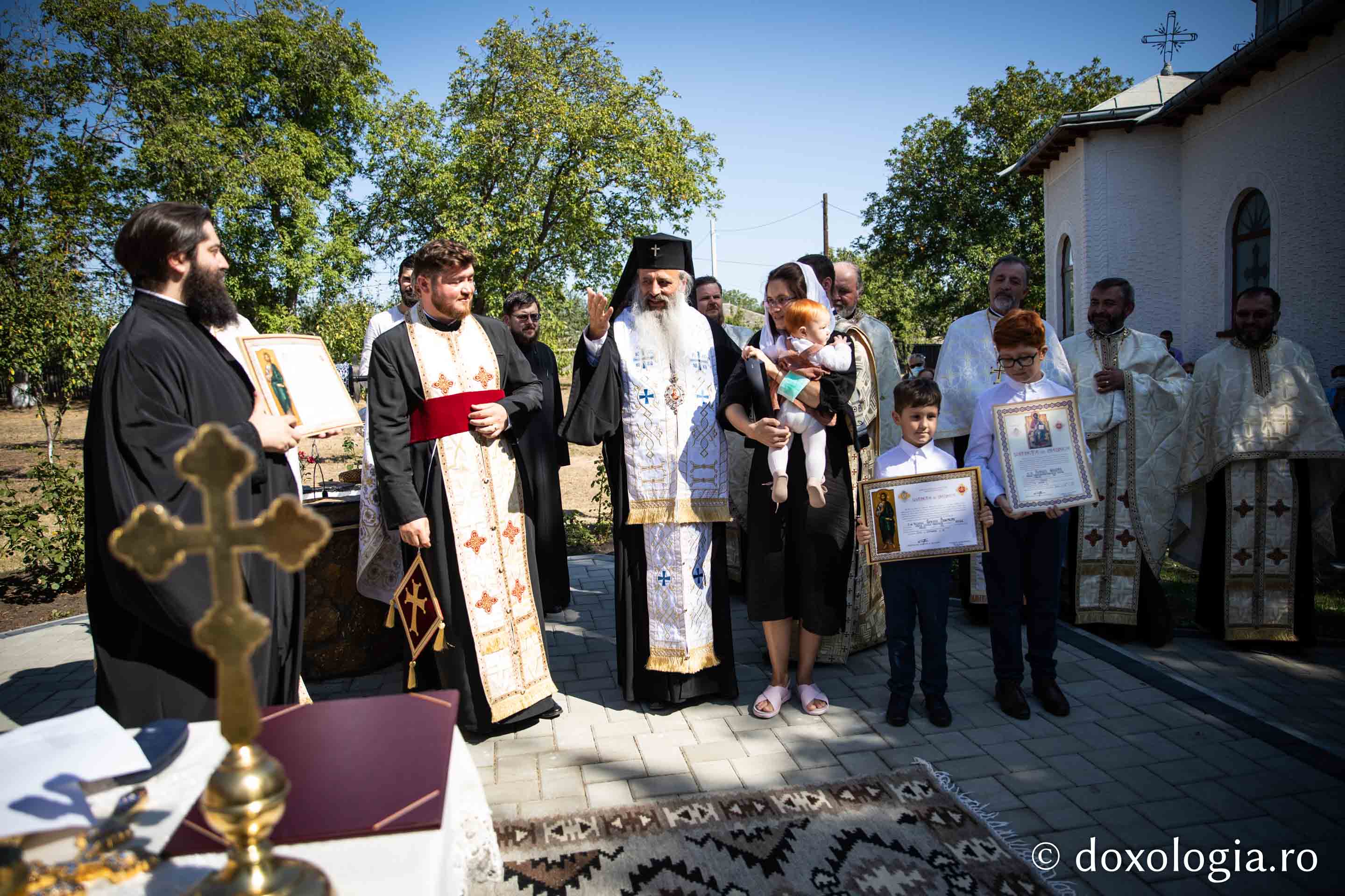 foto: Bogdan Bulgariu Binecuvântări arhierești în parohiile din județul Iași