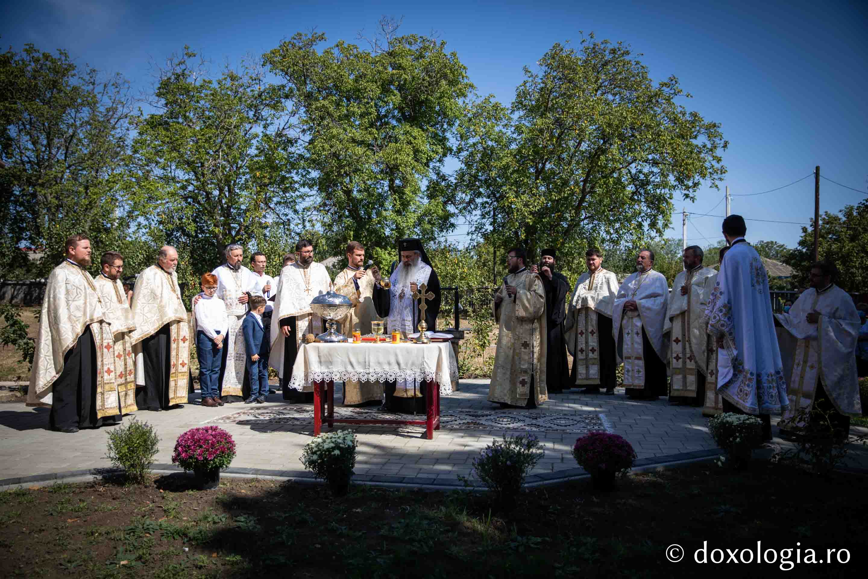 foto: Bogdan Bulgariu Binecuvântări arhierești în parohiile din județul Iași