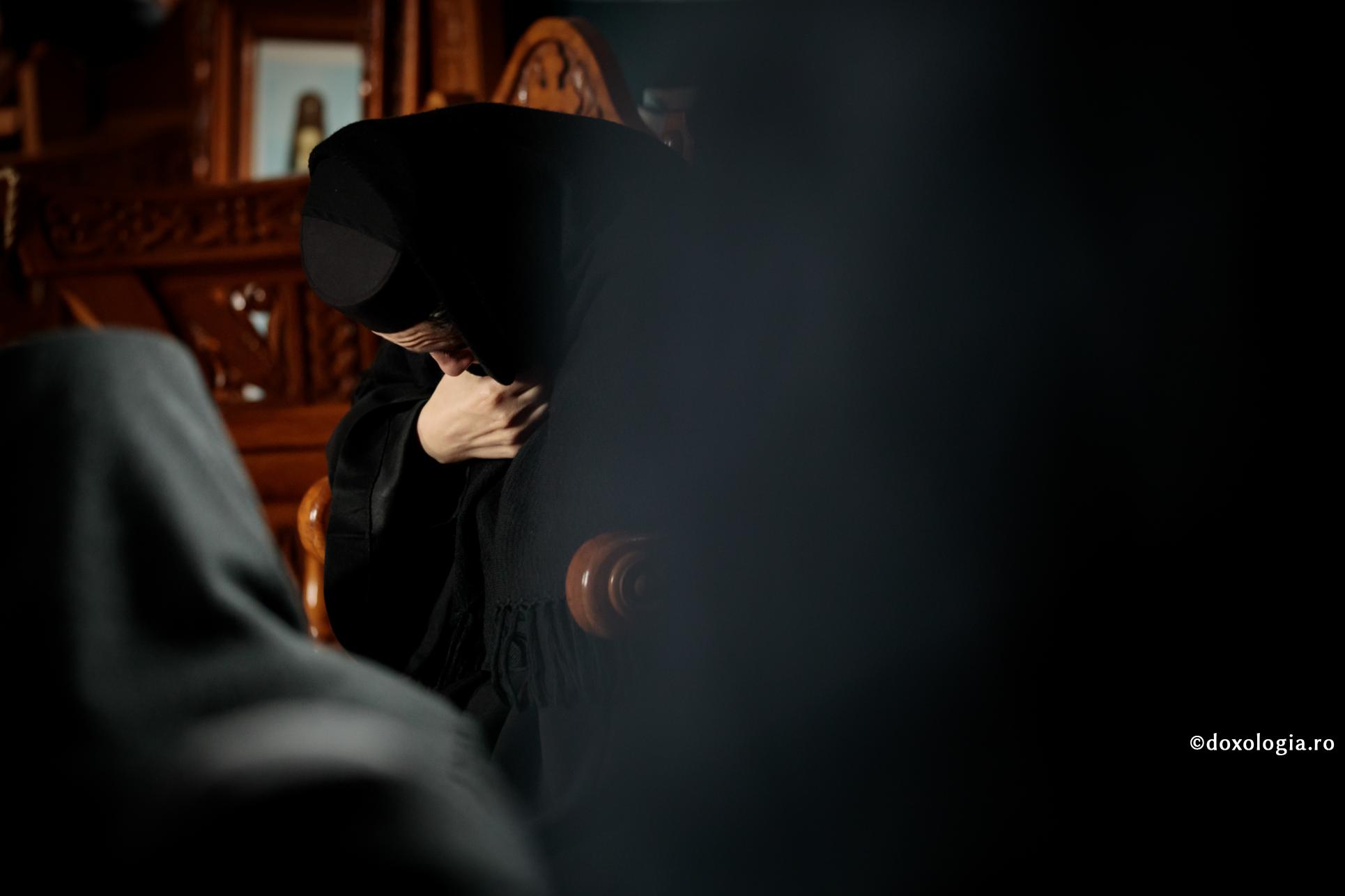 maică cu capul plecat