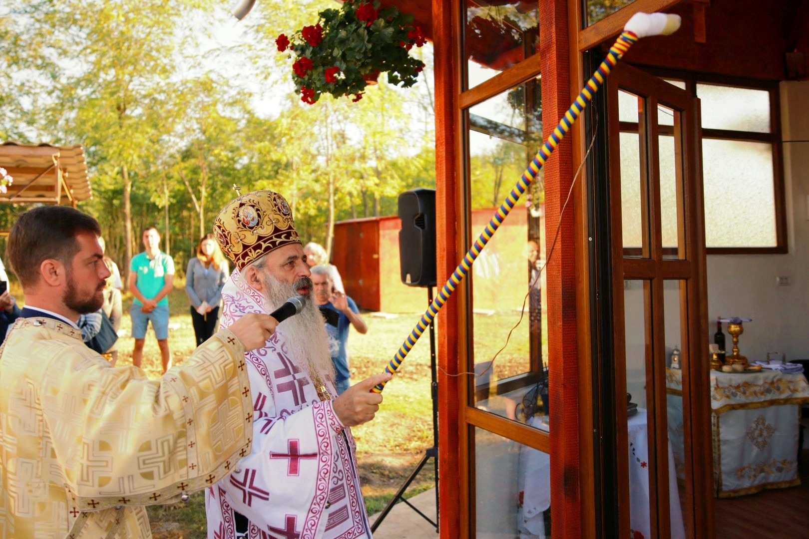 Slujbe arhierești la Parohiile Miron Costin și Albești: „Familia, în viața unui om, este ancora cea neclintită și tare”