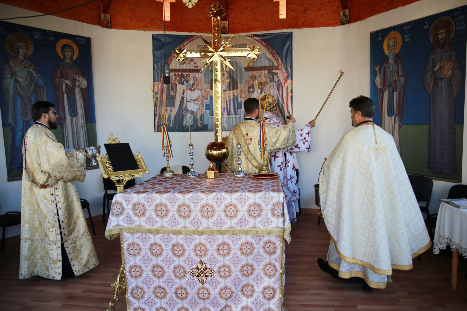 Slujbe arhierești la Parohiile Miron Costin și Albești: „Familia, în viața unui om, este ancora cea neclintită și tare”