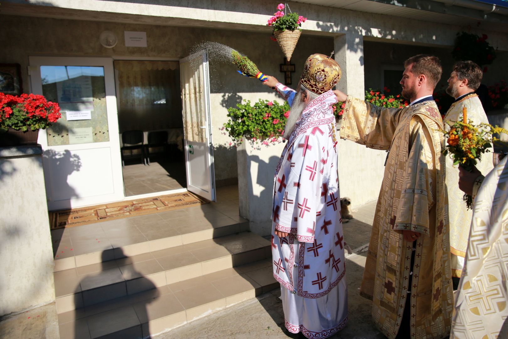 Slujbe arhierești la Parohiile Miron Costin și Albești: „Familia, în viața unui om, este ancora cea neclintită și tare”