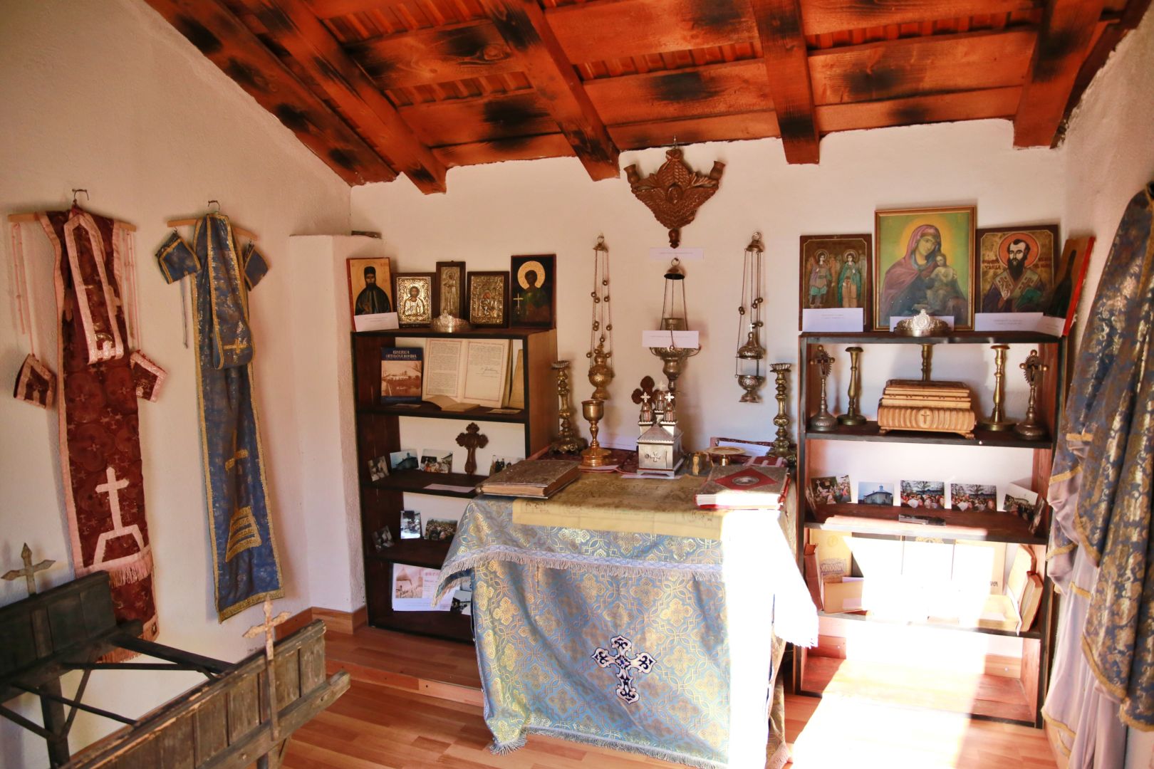 Slujbe arhierești la Parohiile Miron Costin și Albești: „Familia, în viața unui om, este ancora cea neclintită și tare”