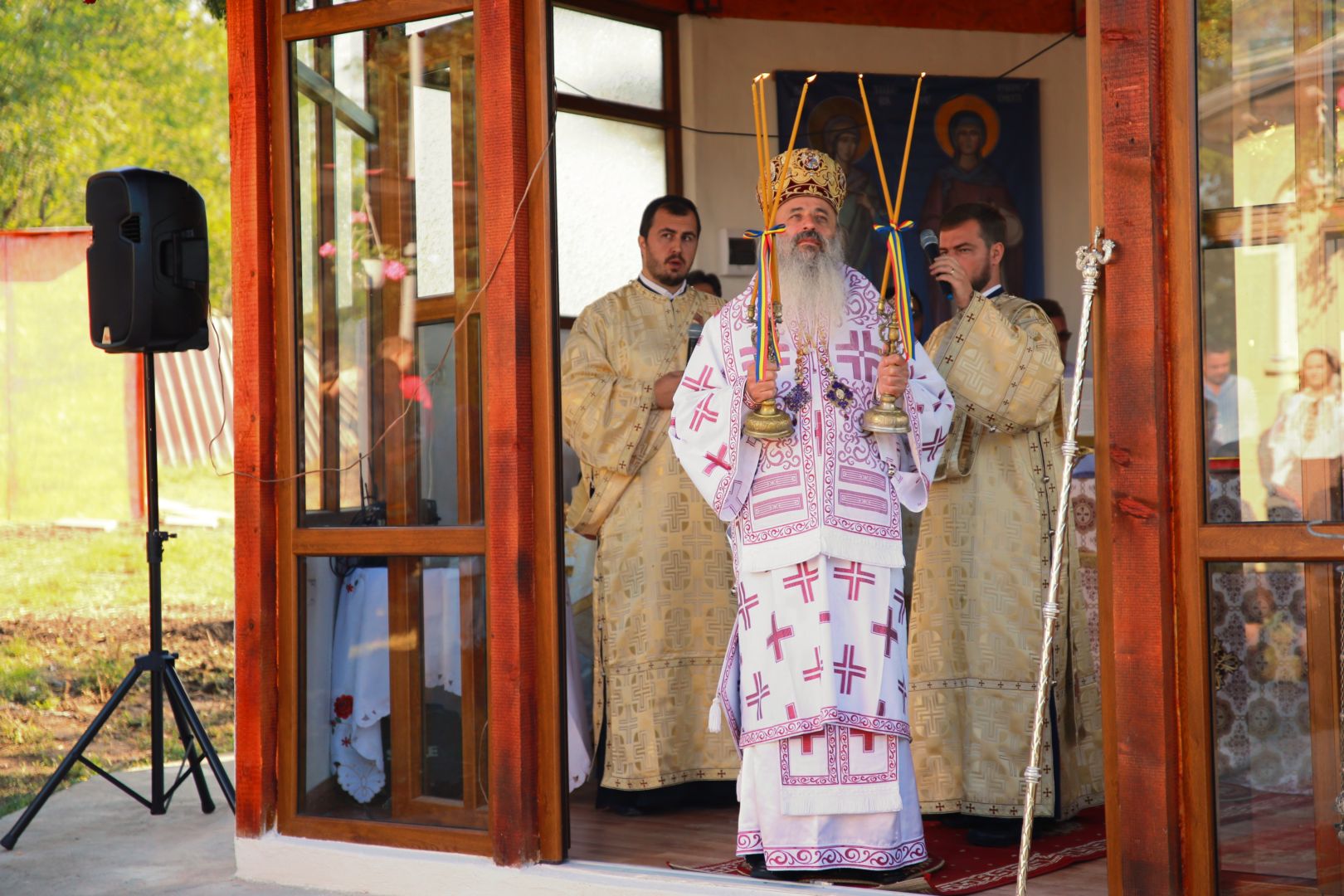 Slujbe arhierești la Parohiile Miron Costin și Albești: „Familia, în viața unui om, este ancora cea neclintită și tare”