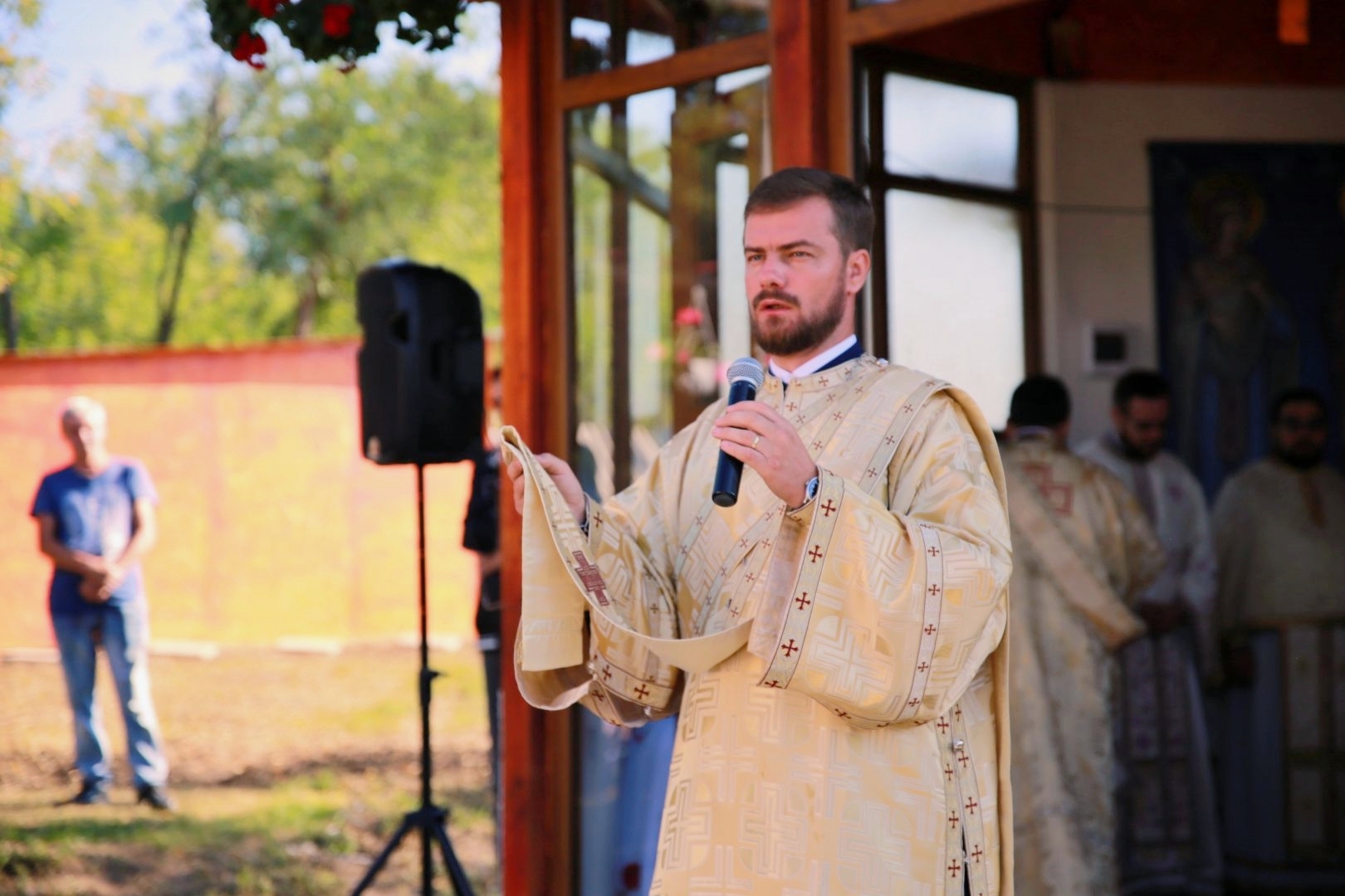 Slujbe arhierești la Parohiile Miron Costin și Albești: „Familia, în viața unui om, este ancora cea neclintită și tare”