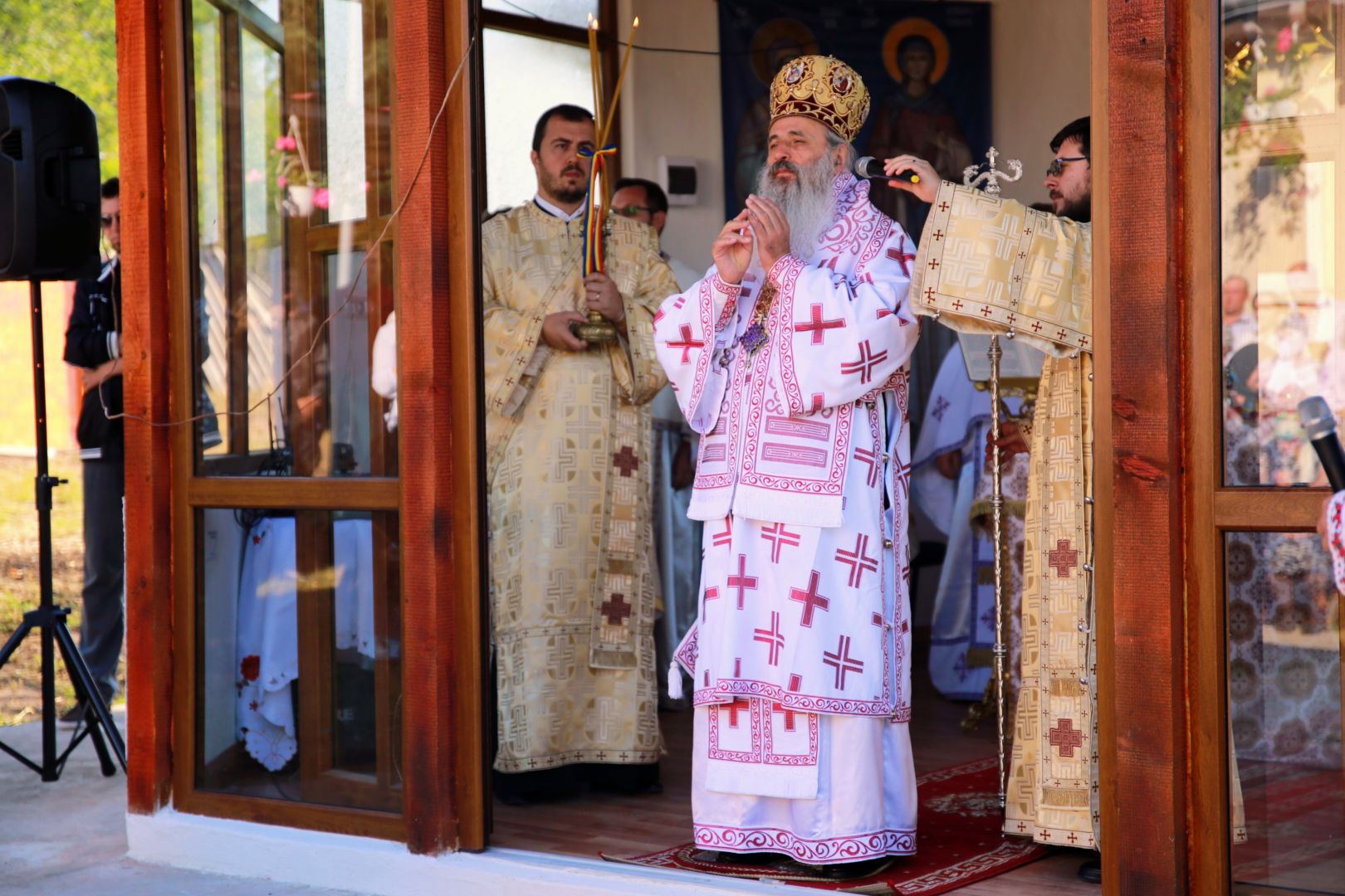 Slujbe arhierești la Parohiile Miron Costin și Albești: „Familia, în viața unui om, este ancora cea neclintită și tare”