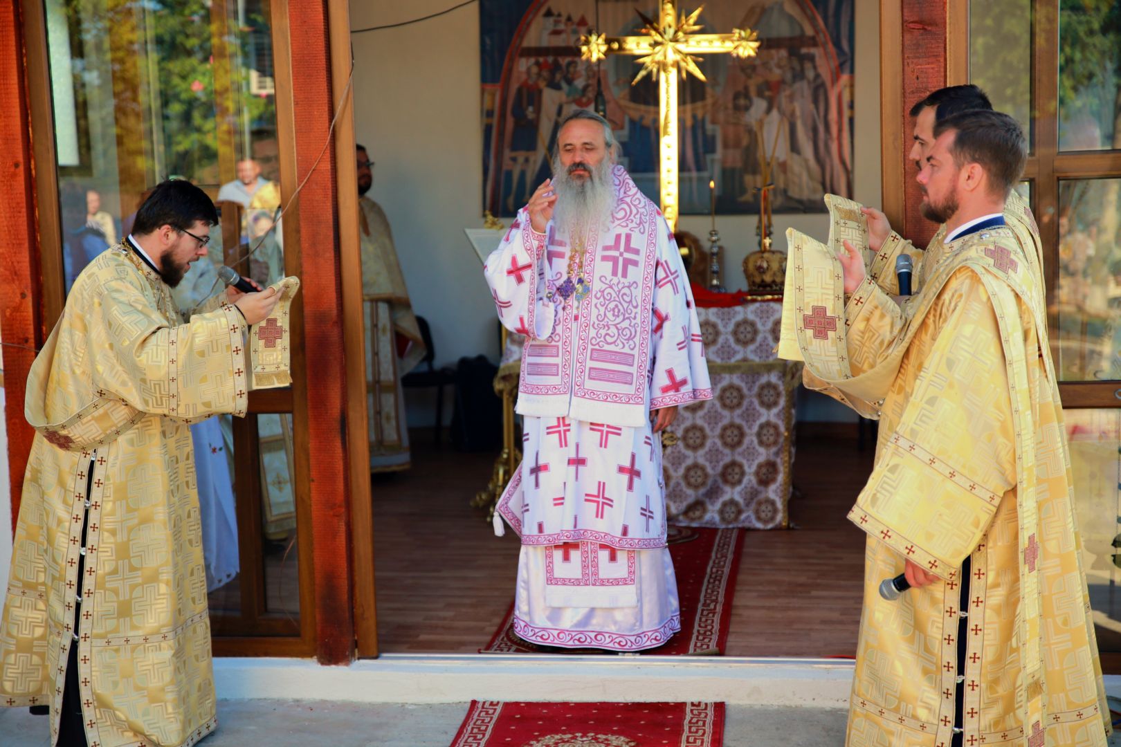 Slujbe arhierești la Parohiile Miron Costin și Albești: „Familia, în viața unui om, este ancora cea neclintită și tare”