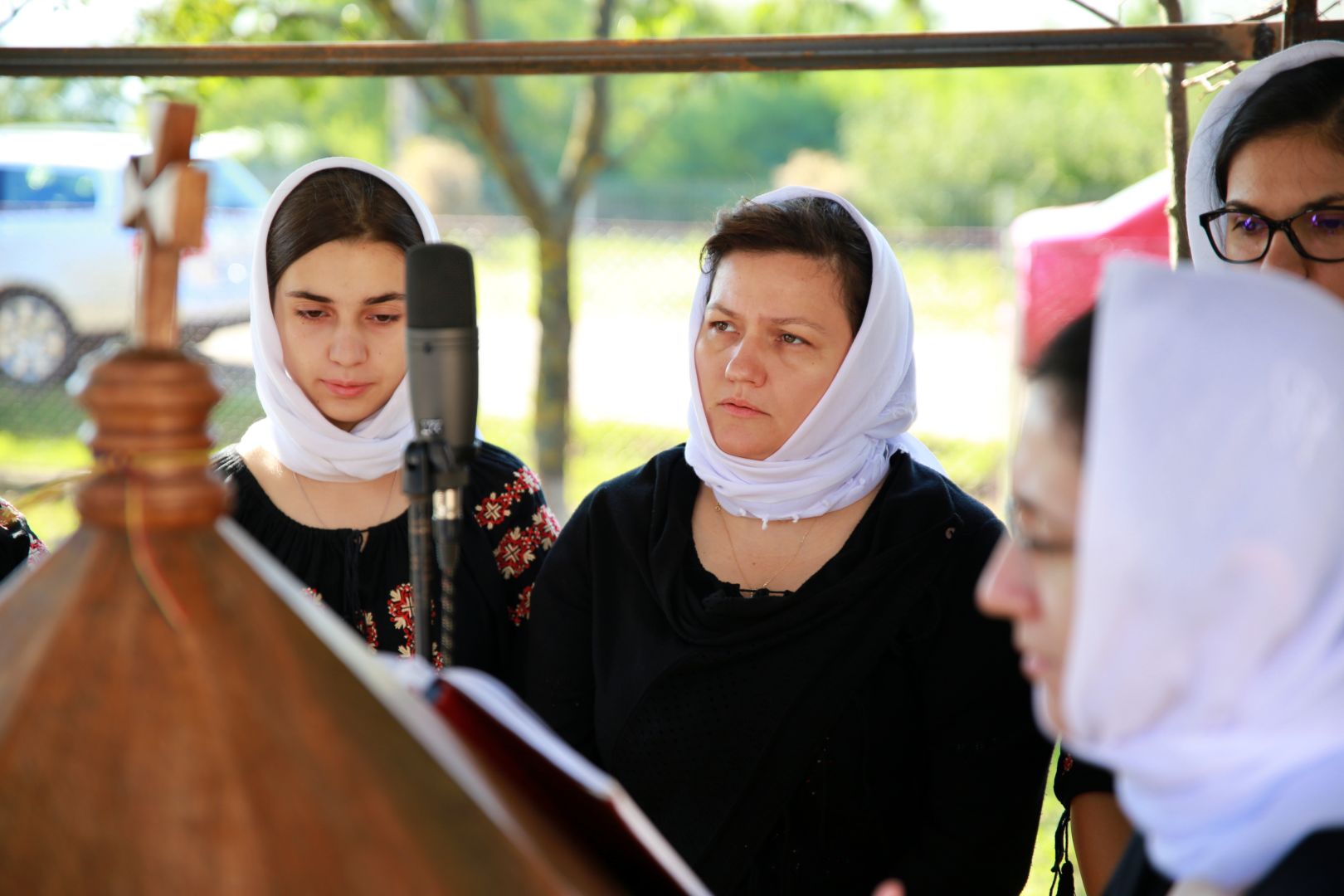 Slujbe arhierești la Parohiile Miron Costin și Albești: „Familia, în viața unui om, este ancora cea neclintită și tare”