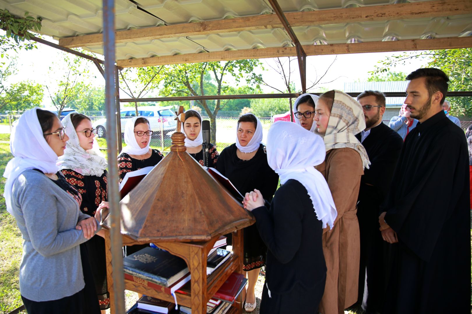 Slujbe arhierești la Parohiile Miron Costin și Albești: „Familia, în viața unui om, este ancora cea neclintită și tare”