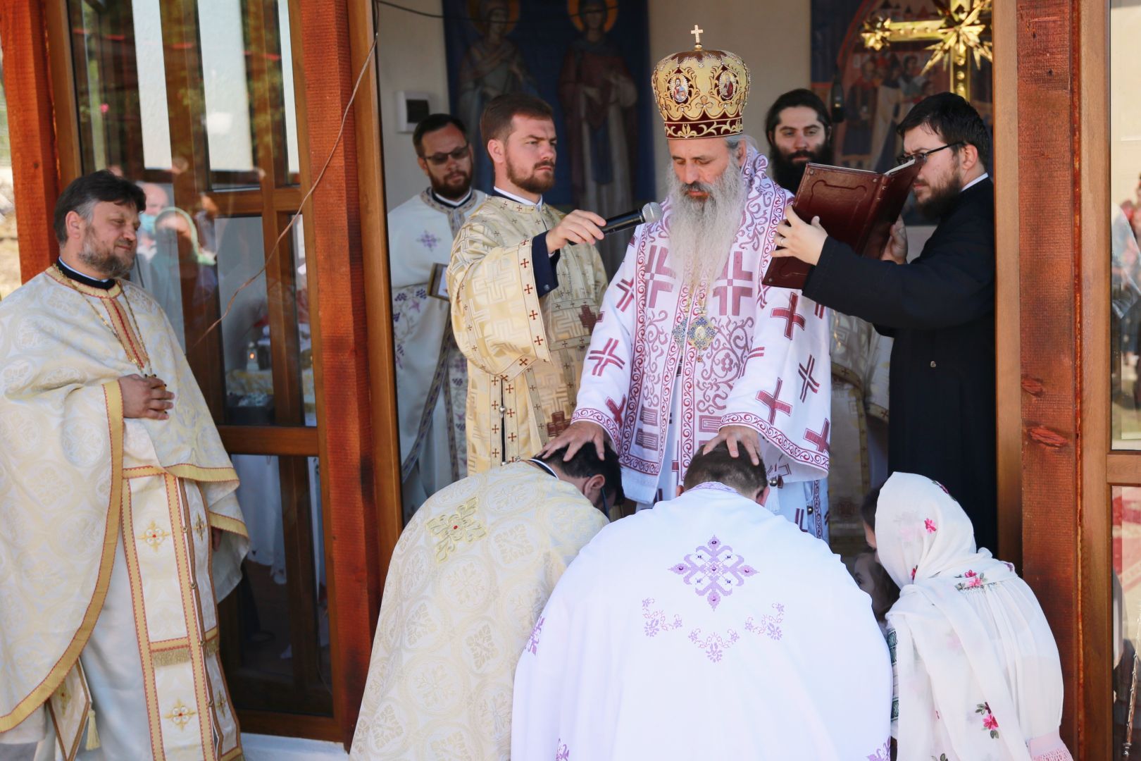 Slujbe arhierești la Parohiile Miron Costin și Albești: „Familia, în viața unui om, este ancora cea neclintită și tare”