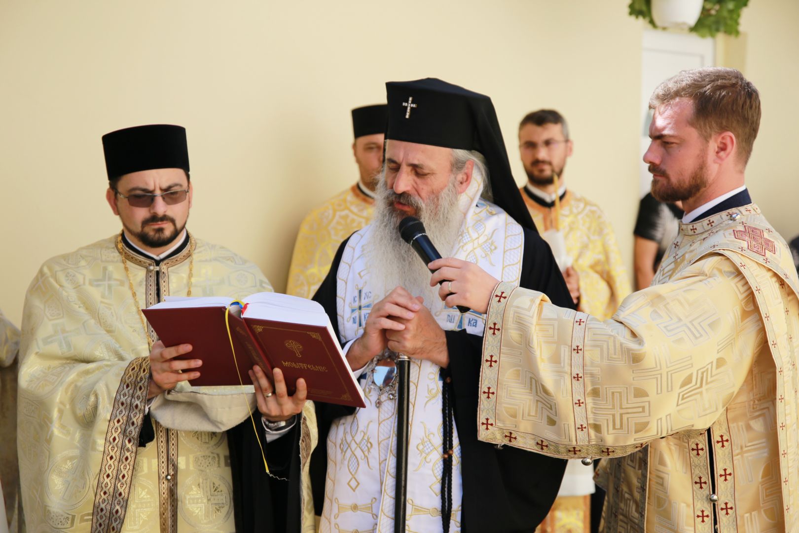 Slujbe arhierești la Parohiile Miron Costin și Albești: „Familia, în viața unui om, este ancora cea neclintită și tare”