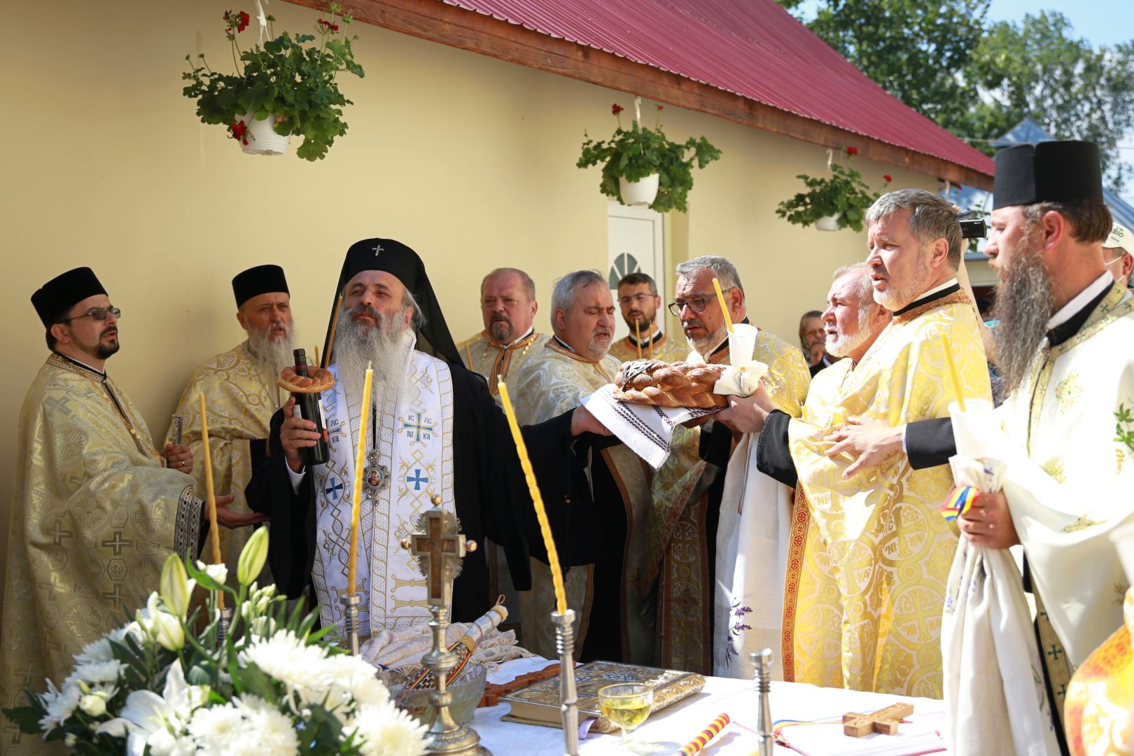 Slujbe arhierești la Parohiile Miron Costin și Albești: „Familia, în viața unui om, este ancora cea neclintită și tare”