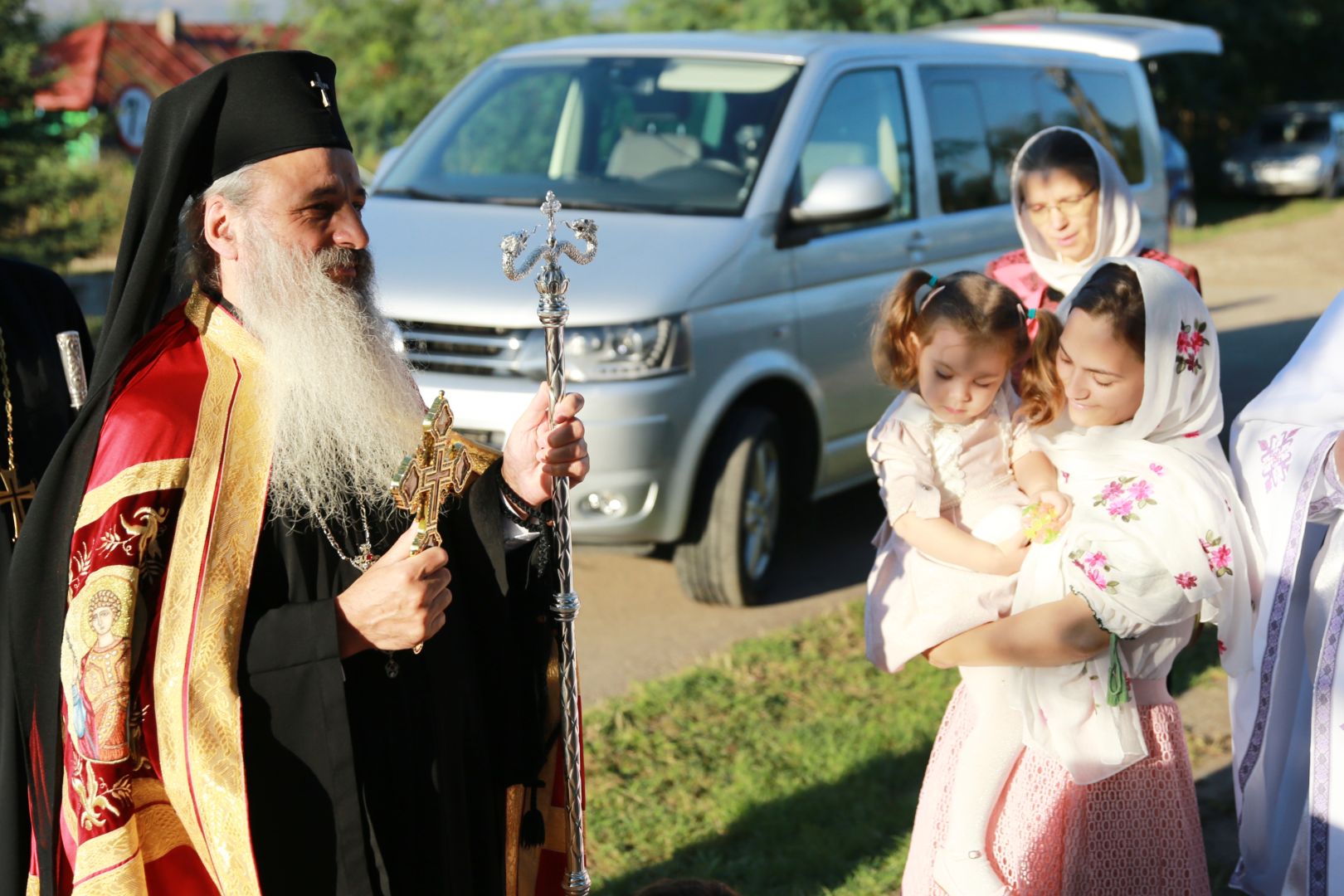 Slujbe arhierești la Parohiile Miron Costin și Albești: „Familia, în viața unui om, este ancora cea neclintită și tare”