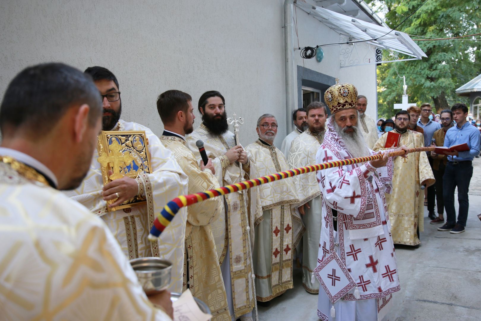 Resfințire de biserică și binecuvântări arhierești în parohiile din județele Botoșani și Iași