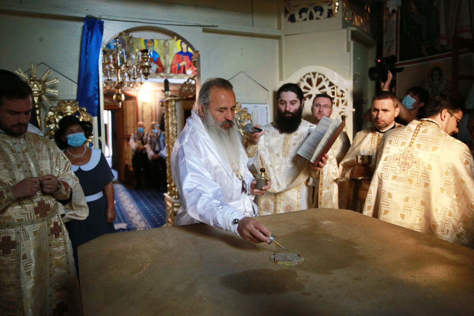 Resfințire de biserică și binecuvântări arhierești în parohiile din județele Botoșani și Iași