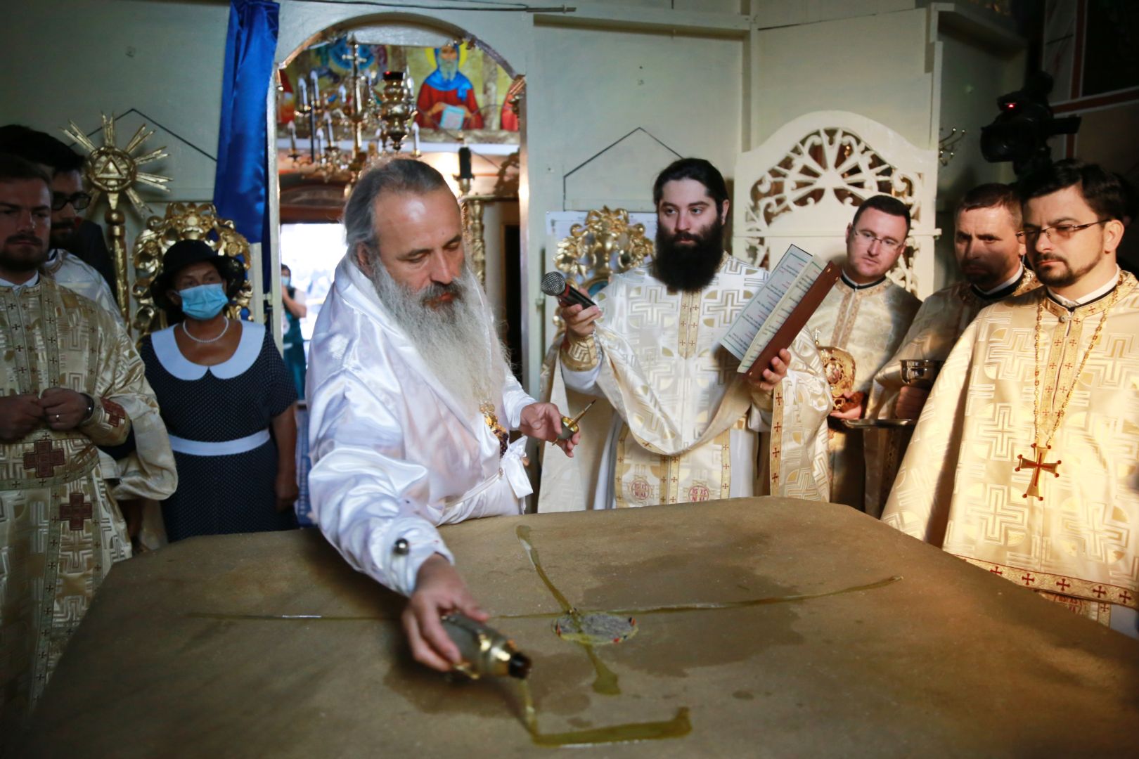 Resfințire de biserică și binecuvântări arhierești în parohiile din județele Botoșani și Iași