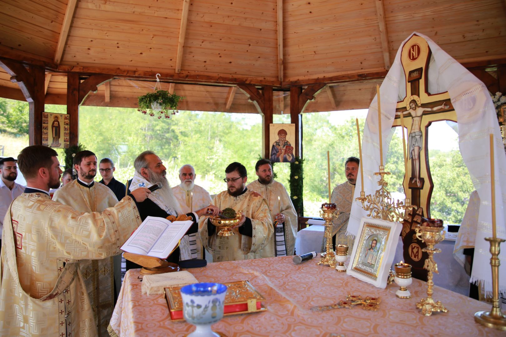 Resfințire de biserică și binecuvântări arhierești în parohiile din județele Botoșani și Iași