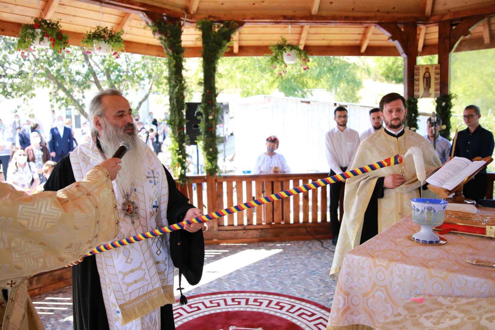 Resfințire de biserică și binecuvântări arhierești în parohiile din județele Botoșani și Iași