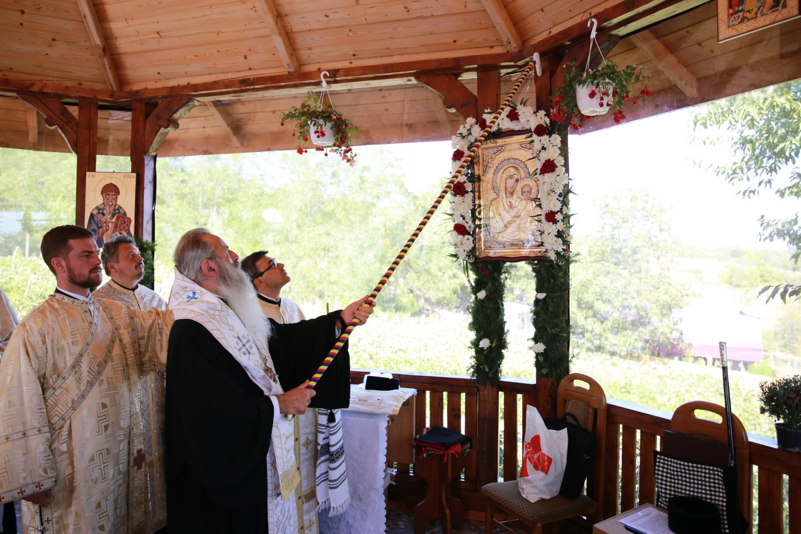 Resfințire de biserică și binecuvântări arhierești în parohiile din județele Botoșani și Iași