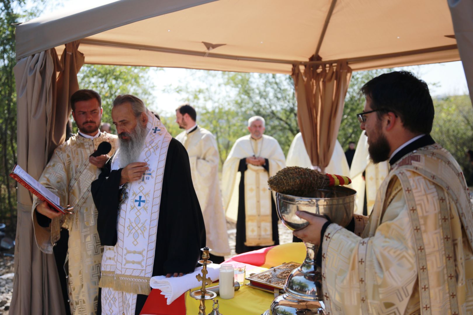 Resfințire de biserică și binecuvântări arhierești în parohiile din județele Botoșani și Iași