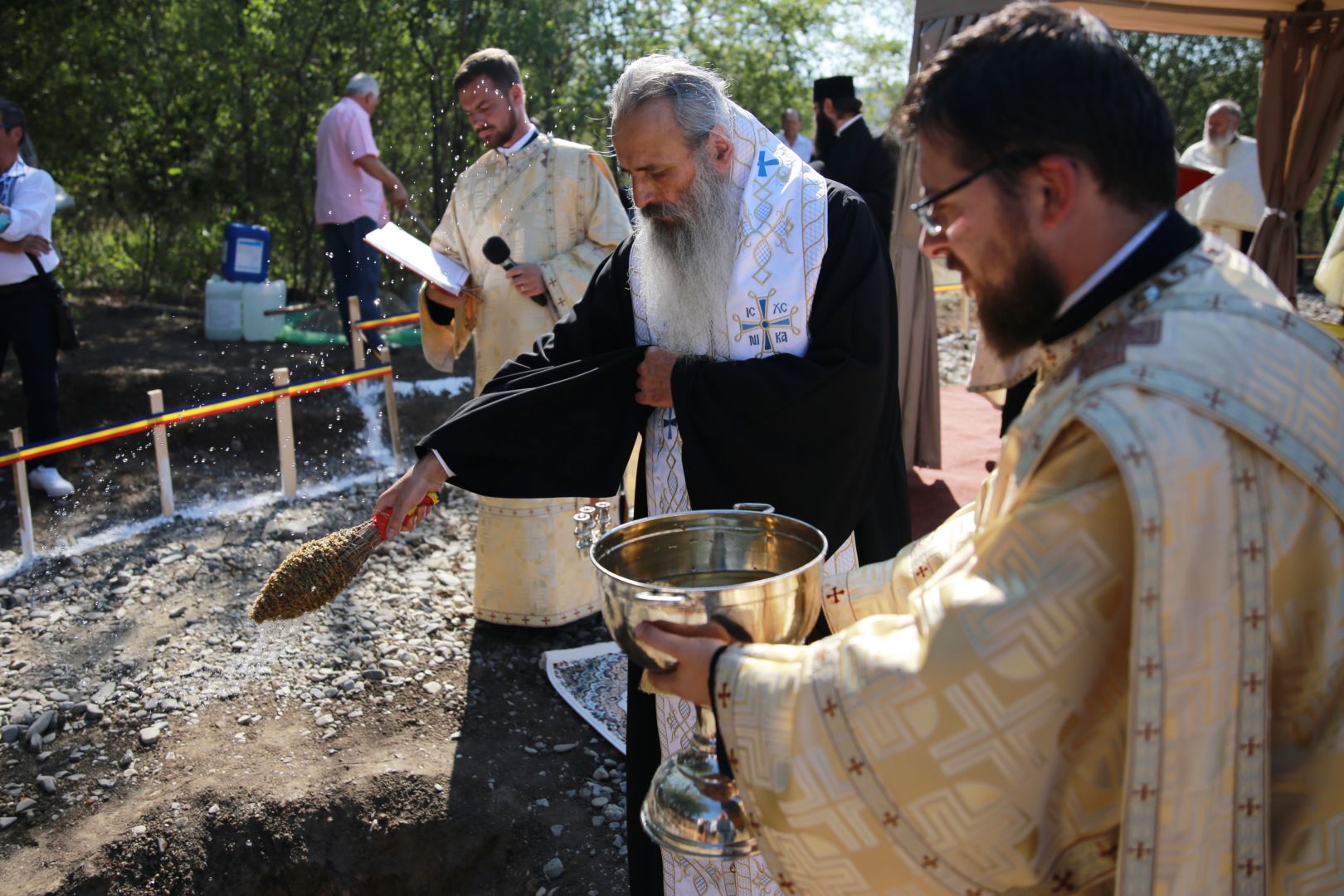 Resfințire de biserică și binecuvântări arhierești în parohiile din județele Botoșani și Iași