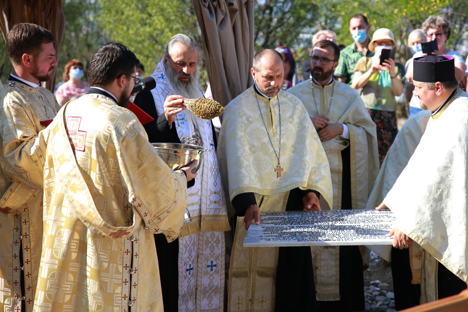 Resfințire de biserică și binecuvântări arhierești în parohiile din județele Botoșani și Iași