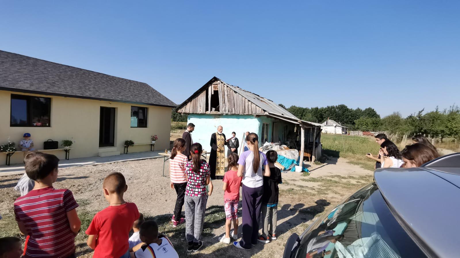 Parohia „Sfântul Proroc Daniel” din Iași a construit o casă pentru o familie din satul Poiana cu Cetate