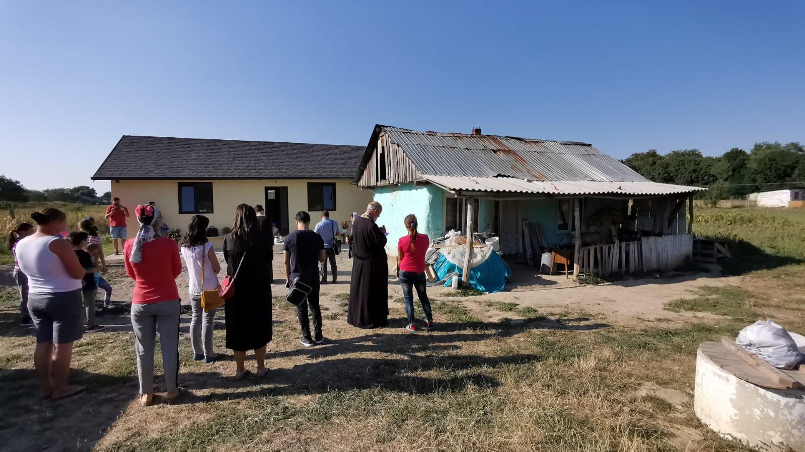 Parohia „Sfântul Proroc Daniel” din Iași a construit o casă pentru o familie din satul Poiana cu Cetate