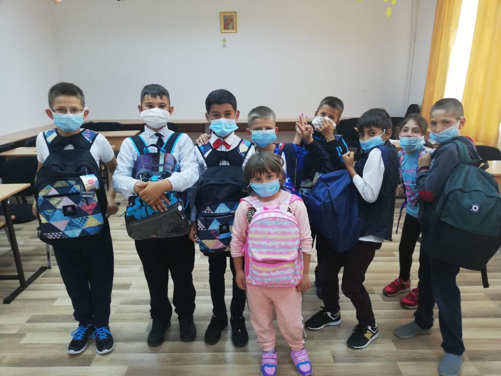 Programul „Un ghiozdan pentru noul an şcolar” pentru o mie de copii din Episcopia Huşilor