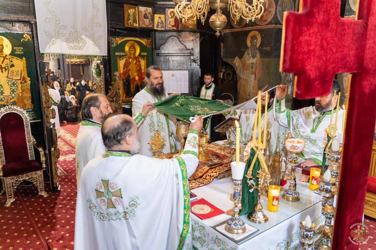 Sărbătoarea Sfintei Cuvioase Parascheva la catedrala din Roman