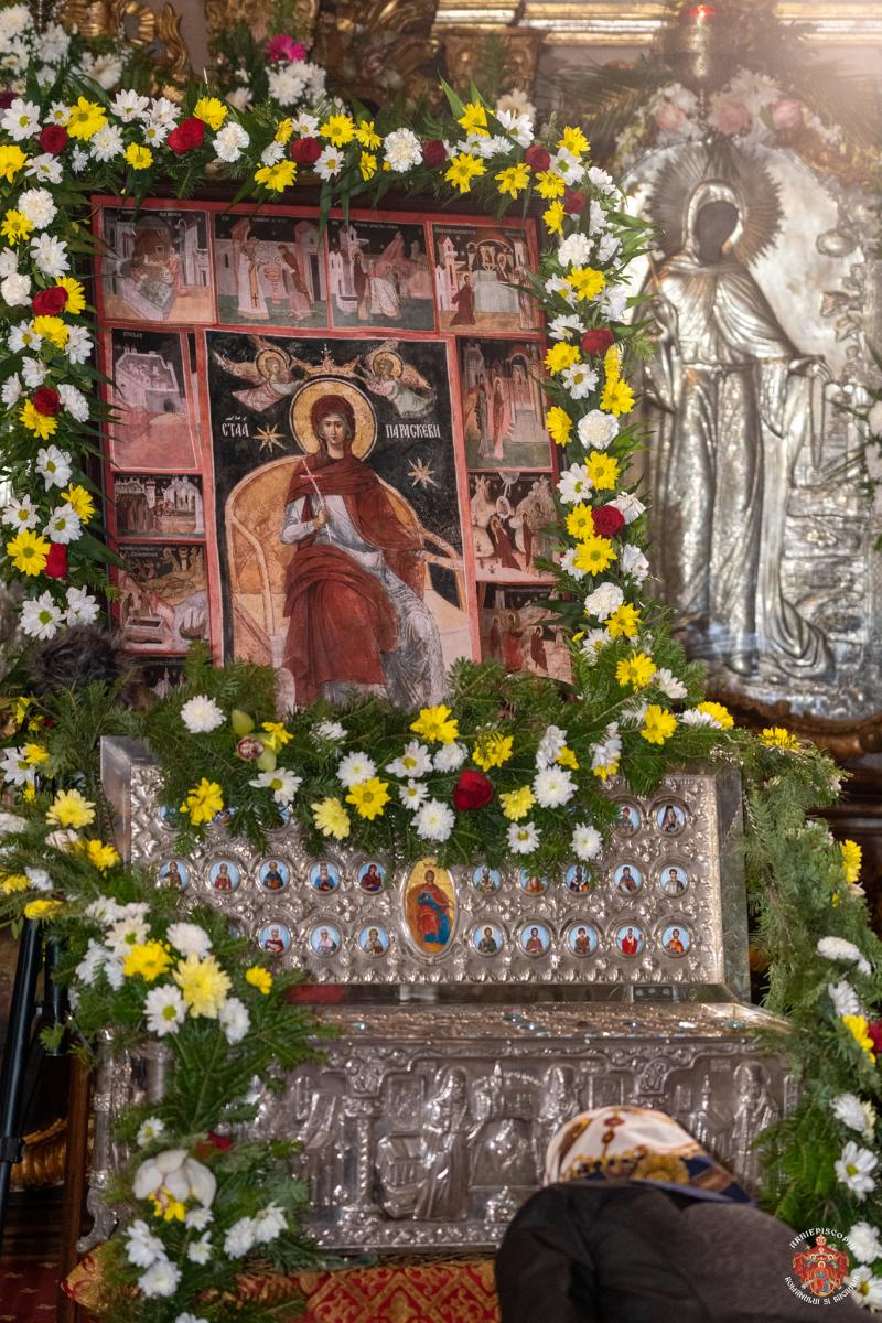Sărbătoarea Sfintei Cuvioase Parascheva la catedrala din Roman