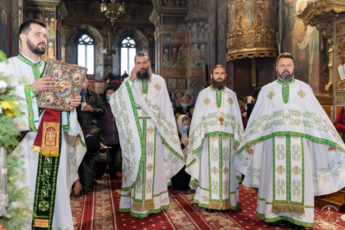 Sărbătoarea Sfintei Cuvioase Parascheva la catedrala din Roman