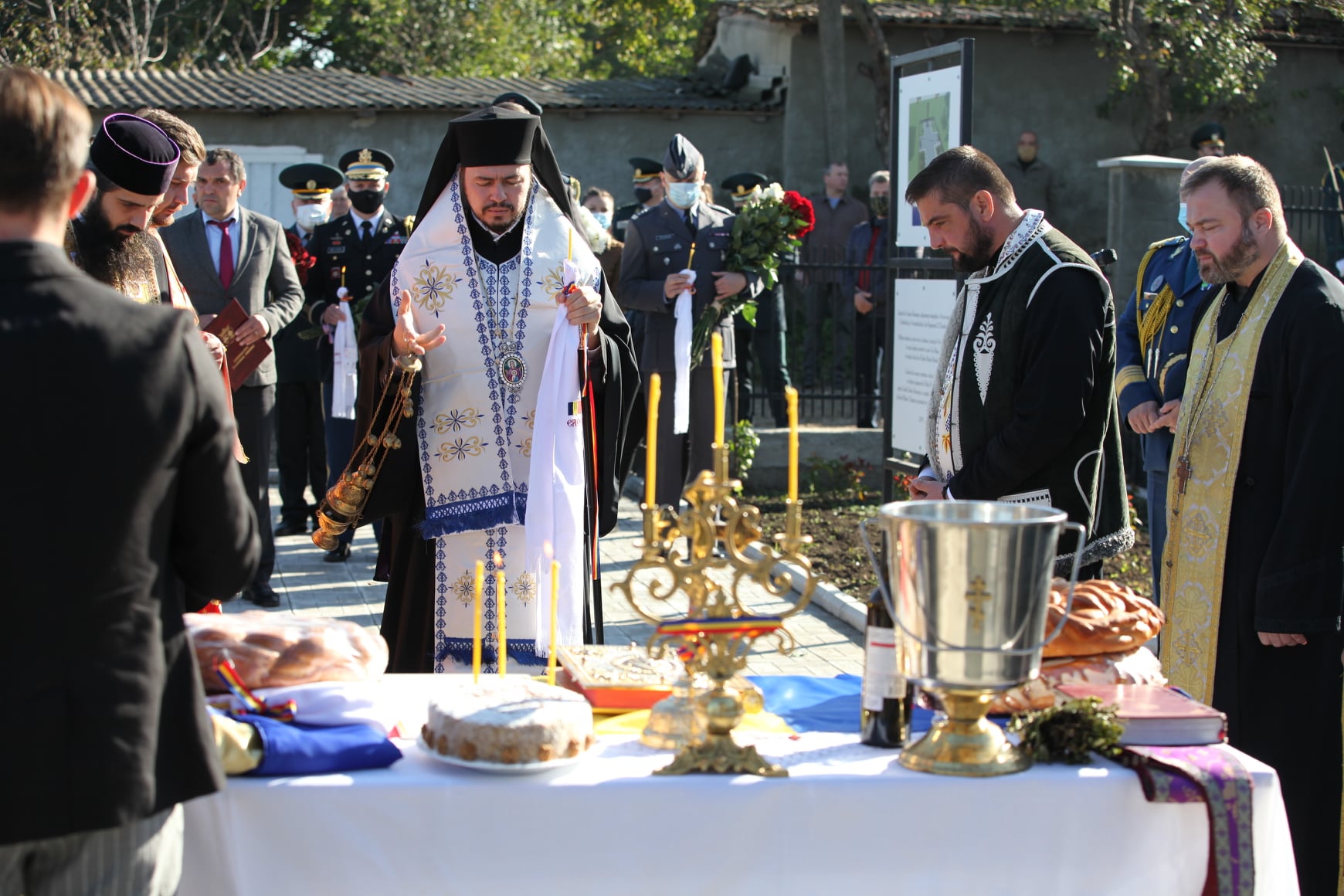 Cimitirul de onoare al ostașilor români din Mana-Orhei, sfinţit de PS Veniamin Cimitirul de onoare al ostașilor români din Mana-Orhei, sfinţit de PS Veniamin