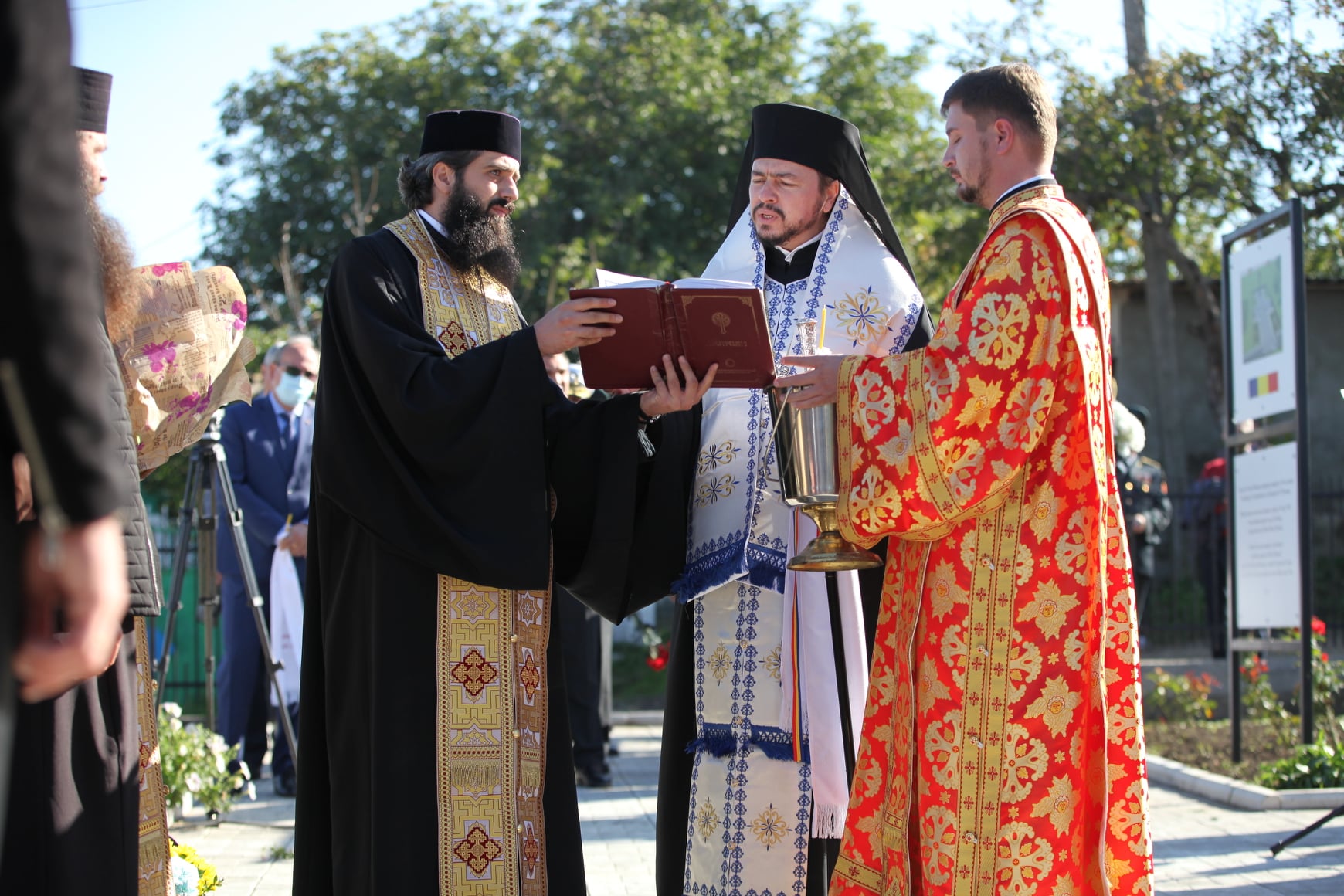 Cimitirul de onoare al ostașilor români din Mana-Orhei, sfinţit de PS Veniamin Cimitirul de onoare al ostașilor români din Mana-Orhei, sfinţit de PS Veniamin