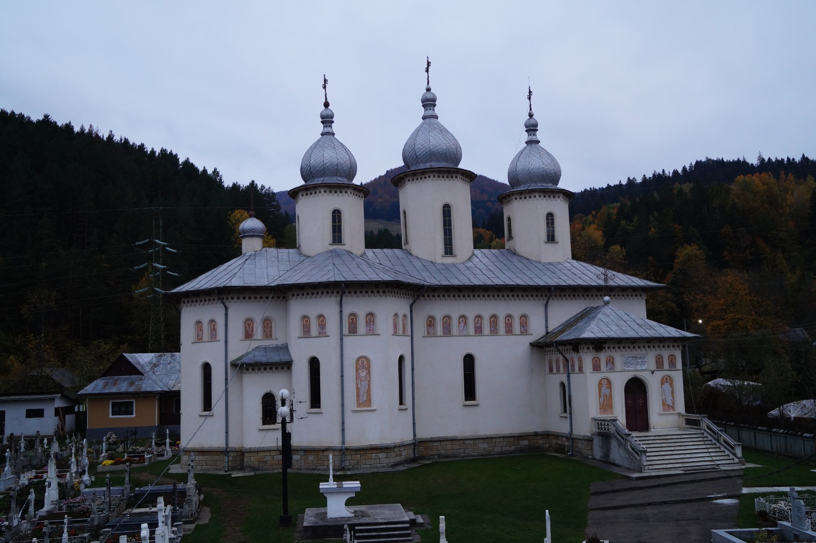 Tradiție și continuitate: Biserica „Nașterea Sfântului Ioan Botezătorul” din Vaduri împlinește 100 de ani