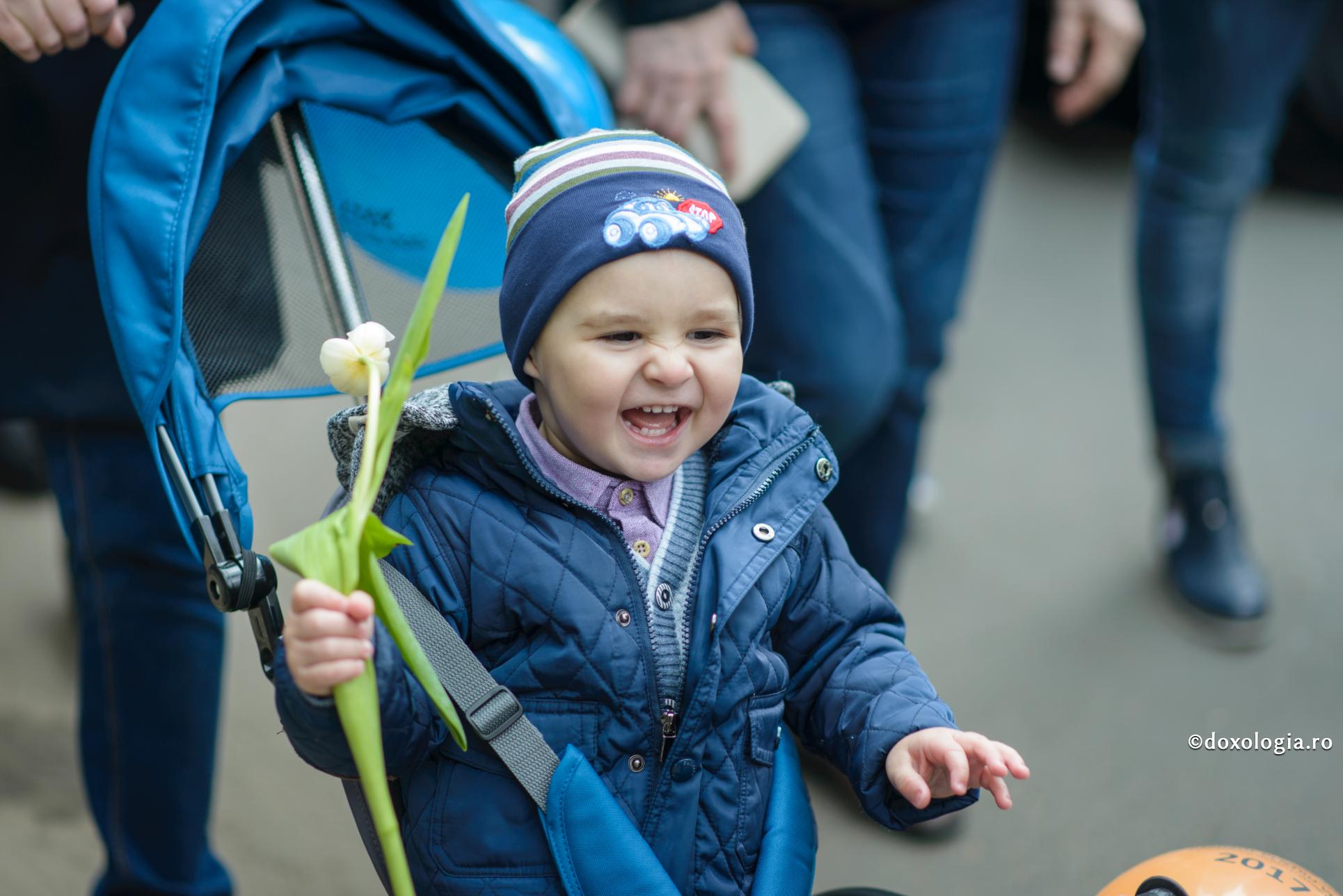 (Video) Un dar minunat din partea Sfintei Parascheva – un băiețel născut chiar de ziua ei