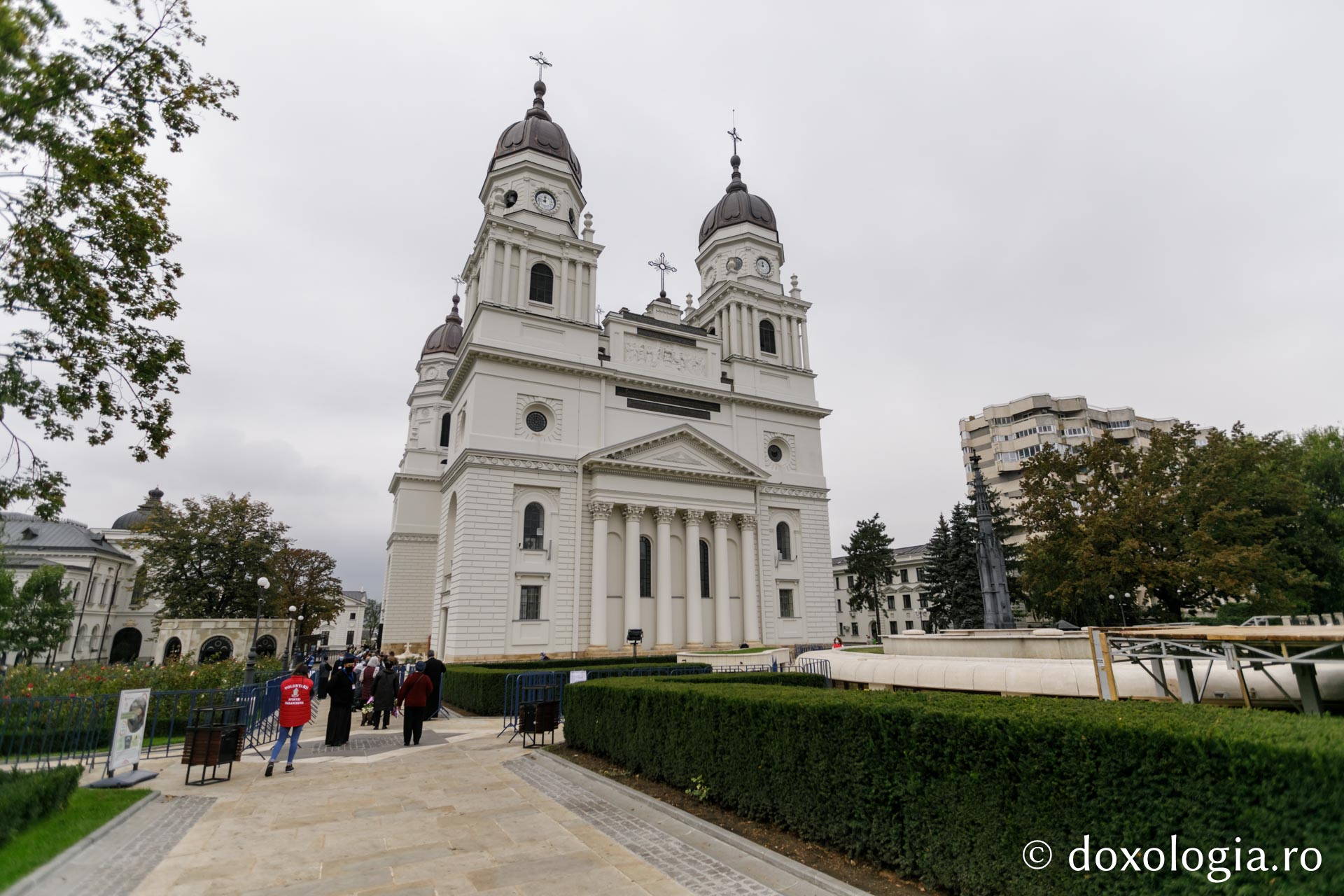 (Foto) Ieșenii aduc rugăciunea pelerinilor la Sfânta Cuvioasă Parascheva