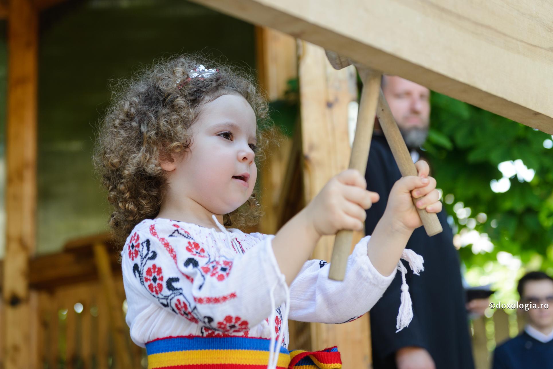 fetiță bătând toaca