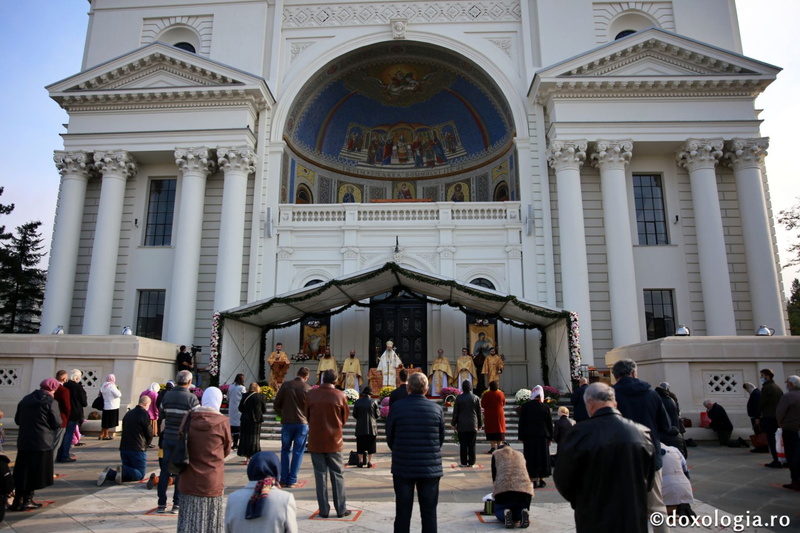 Liturghie arhierească pentru credincioșii ieșeni: „Biserica se află nu în mâna oamenilor, ci în mâna lui Dumnezeu”